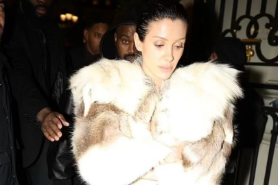 Bianca Censori şeffaf çorabın altına hiçbir şey giymedi!