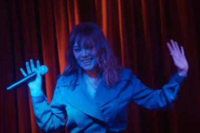 Demet Evgar sahneye çıktı sosyal medya yıkıldı