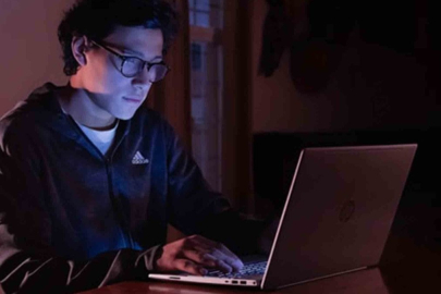 Ekrandaki mavi ışıkta kronik baş ağrısı riski