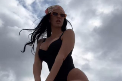 Ivana Knöll mayo ve çizme kombiniyle büyüledi