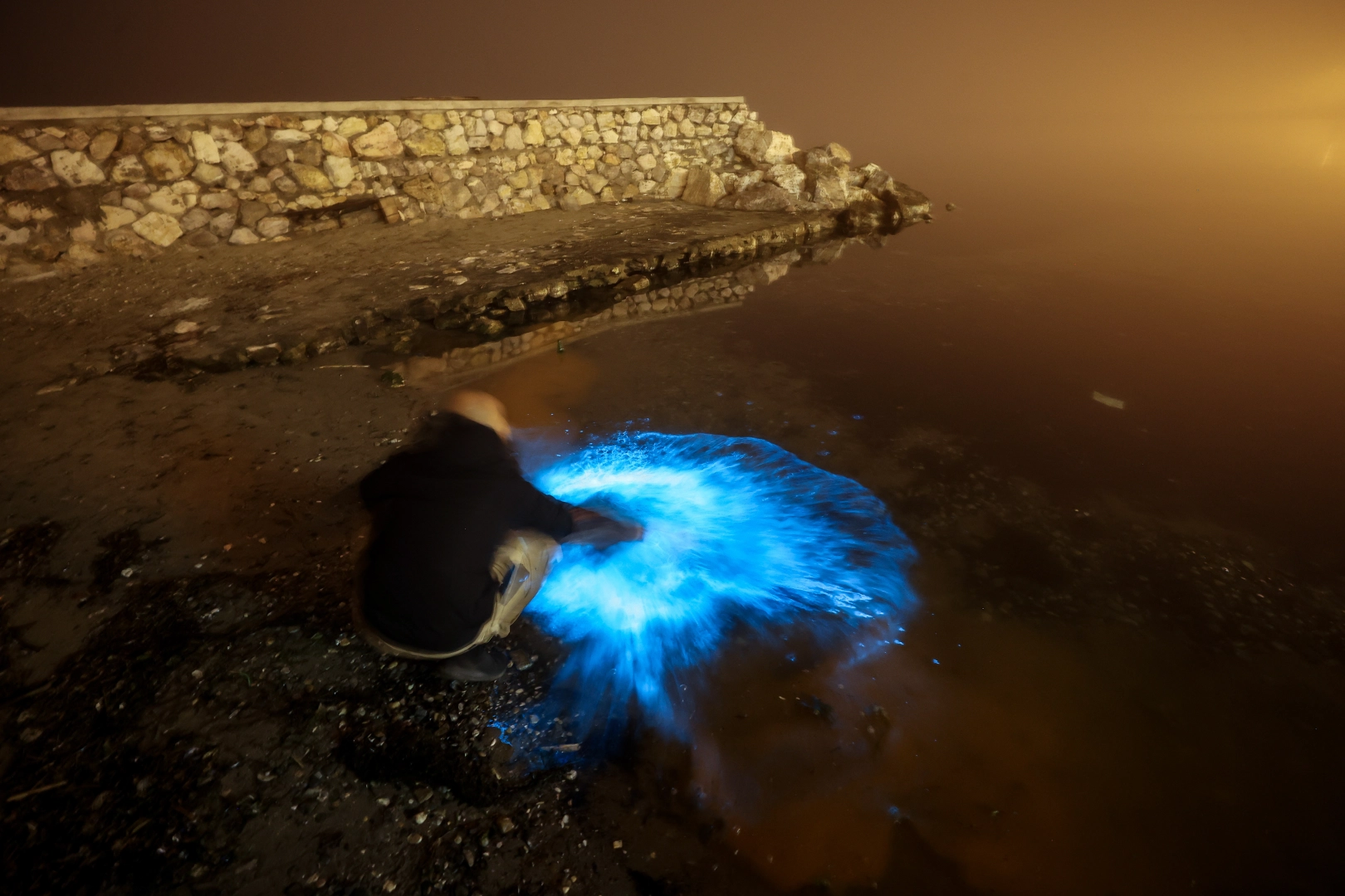 Marmara Denizi'nde ilginç anlar! Denizde mavi parlamalar...