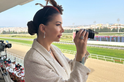 Şarkıcı Tuğba Özerk, dedesi için at yarışı izledi