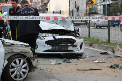 Otomobil karşı şeride geçerek 2 araca çarptı! 2 ölü, 3 yaralı
