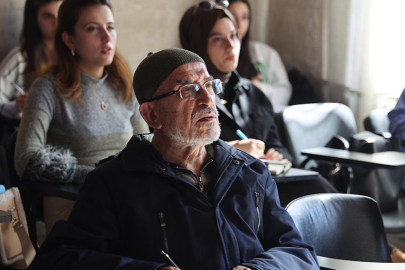 Üniversiteden mezun olmak için 70 yaşında İngilizce kursuna gidiyor