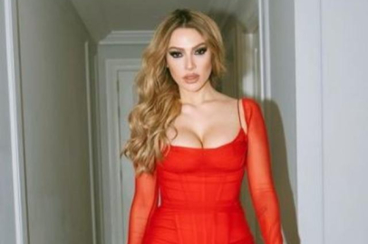 Hadise yine iddialı dekoltesiyle poz verdi! Yazdığı not sosyal medyayı salladı