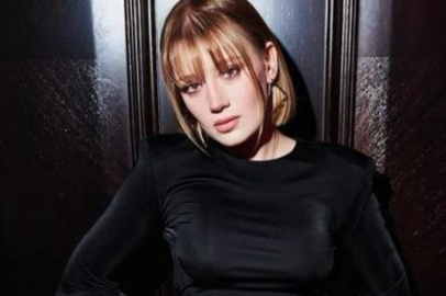 Gizem Karaca kısa saçları ve siyah elbisesiyle dikkat çekti: