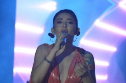 Melek Mosso sahnede kendinden geçti