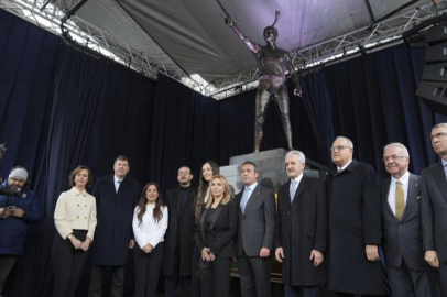 Eda Erdem'in heykeli sosyal medyada gündem oldu! 'Işıklandırma' gerçeği sonradan ortaya çıktı