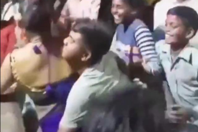 Mide bulandıran anlar! Bir dansçı bir grup erkek tarafından taciz edildi...