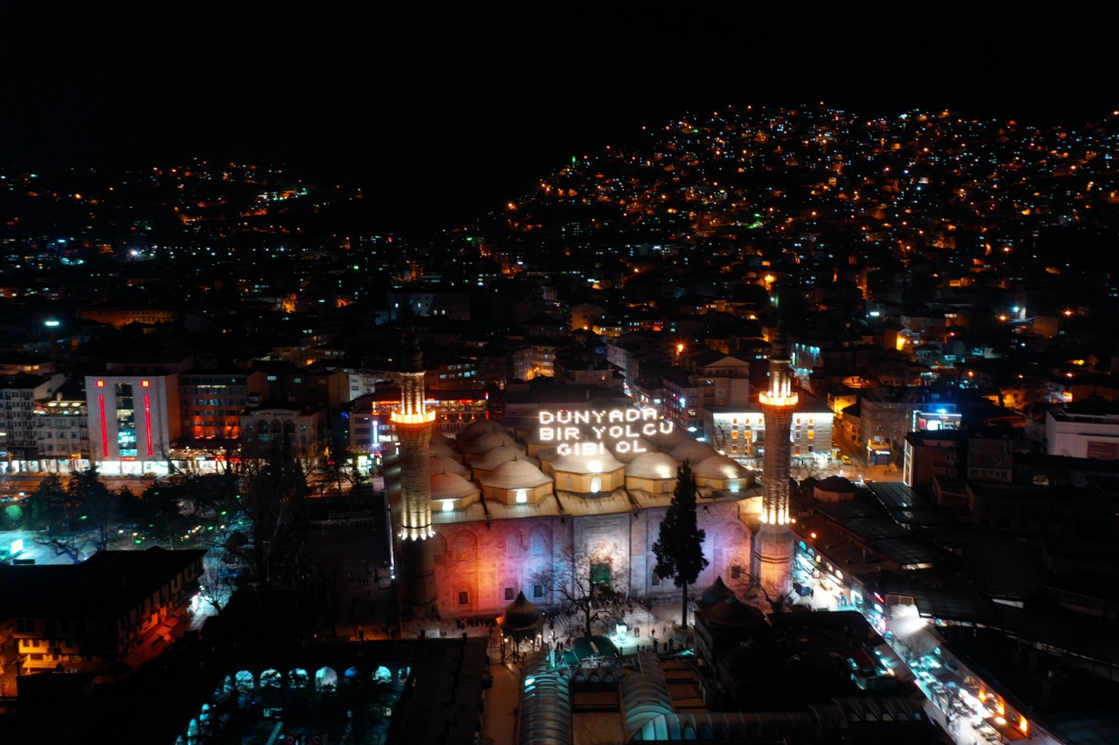 400 yıllık gelenek: Bursa Ulu Cami'ye Ramazan mahyası asıldı!
