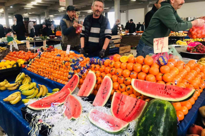 Yılın ilk karpuzu tezgahta! Dilimi 70 liradan satışa sunuldu