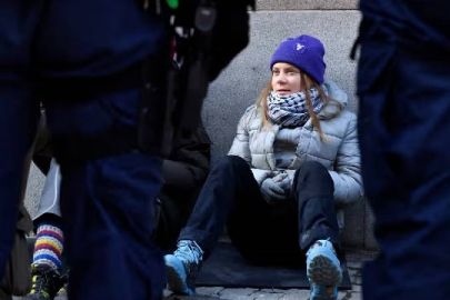 İsveç polisi Greta Thunberg'i parlamento girişinden zorla çıkardı
