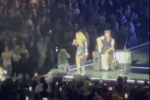 Madonna'nın oturuyor diye azarladığı hayranı engelli çıktı