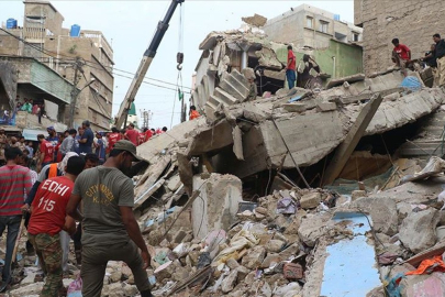 Pakistan'da 3 katlı bina çöktü: 9 kişi ölü