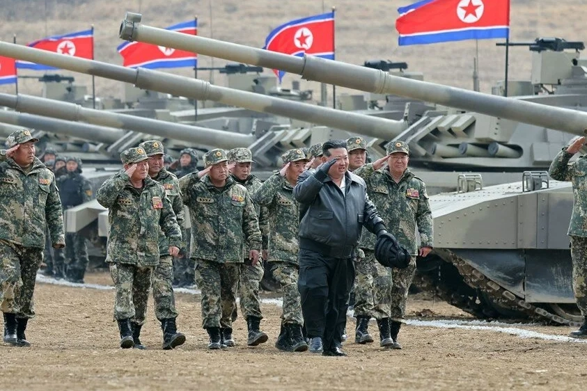 Kuzey Kore'de savaş oyunu: Kim Jong Un tankın başına geçti