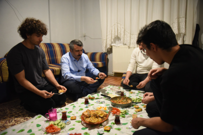 Bursa Yıldırım Belediye Başkanı Yılmaz gençlerle sahur yaptı