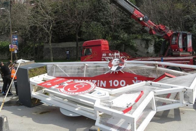 Konteyner yüklü vinç demir platformu devirdi: Yol trafiğe kapandı