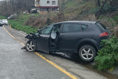Sakarya'da vidanjör ile kafa kafaya çarpışan otomobil hurdaya döndü