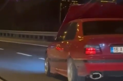 Bursa plakalı otomobilin seyir halinde kaputu açıldı!