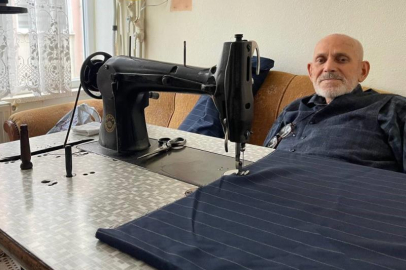 Bursa'da 70 yıldır sürdürdüğü mesleğine balkonundan devam ediyor