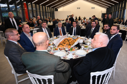 Bursa esnafı Osmangazi Meydanı’nda iftar yaptı!