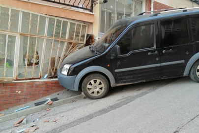 Eskişehir’de freni boşalan araç evin balkonuna çarptı
