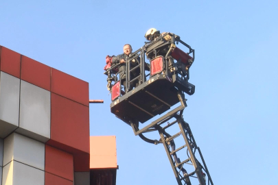 Ham madde deposunda yangın: 19 kişiyi itfaiye kurtardı