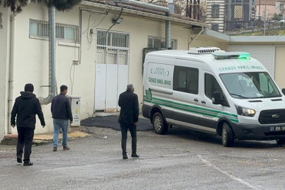 İki araç kafa kafaya çarpıştı: 1 kişi hayatını kaybetti, 3 yaralı