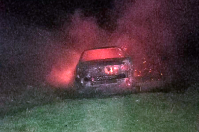 Plaja bırakılan otomobil yandı