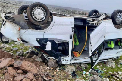 Servis minibüsü devrildi: 14'ü öğrenci 15 kişi yaralandı