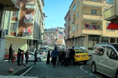 Yol ortasında dehşet anları! Cama yumruk atarak kırdı...