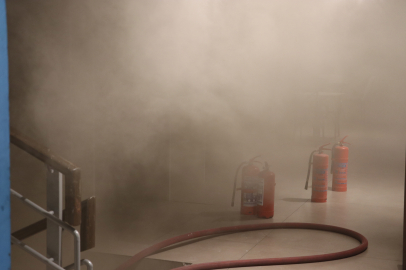 Antalya'da mobilya mağazası deposunda yangın çıktı