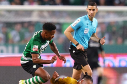 Hakem kararını tribünlere açıkladı