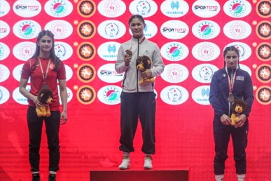 Kadın milli güreşçiler Antalya'da şampiyon oldu