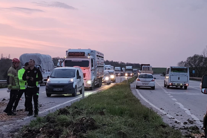 Bursa'da karşı şeride geçen otomobil TIR ile kafa kafaya çarpıştı: 2 ölü, 1 yaralı