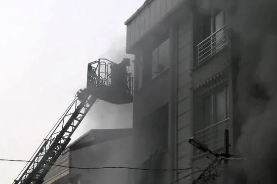 Apartmandaki yangının ortasında mahsur kaldılar