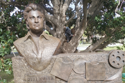İzmir'de, Bursalı sanat güneşi Zeki Müren’in heykeli dikildi