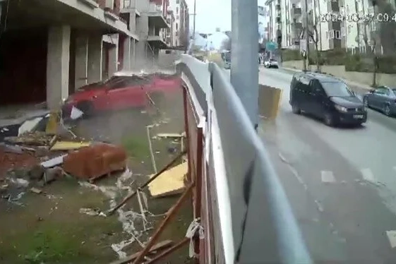 Tuzla’da kaldırımda yürüyen kadın ölümden döndü