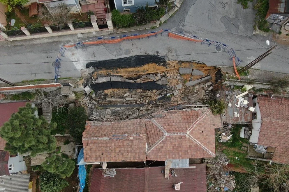 Maltepe'de yol çöktü