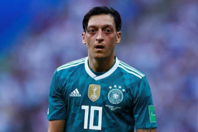 Mesut Özil sahalara geri döndü! Son halini görenler tanıyamadı