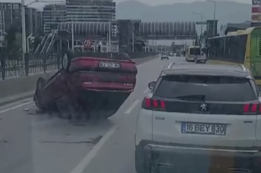 Bursa'da feci kaza! Takla atan araç ters döndü