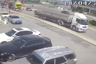 Bursa'da faciadan dönüldü! TIR’ın çarptığı otomobil savrulup refüje çıktı...