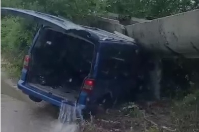 Bursa'da kontrolden çıkan araç sulama kanalına çarptı! İçinden sular akan araç...