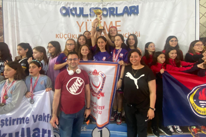 Bursa Sabiha Köstem Ortaokulu öğrencilerinden yüzmede gururlandıran başarı!