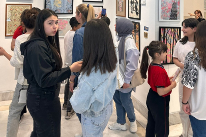 Bursa'da ortaokul öğretmen ve öğrencileri ebru sergisi açtı