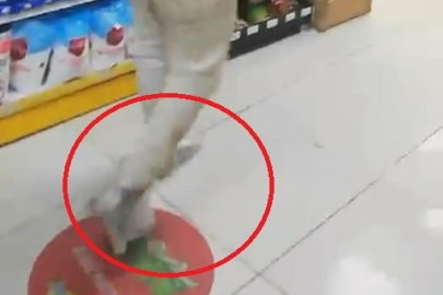 Bursa inşaat işçisi 'Market kirlenmesin' diye ayaklarına poşet giydi