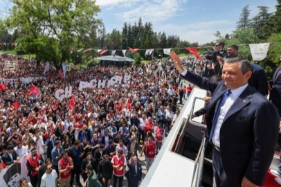 Özgür Özel, gençlerle Anıtkabir'e yürüdü