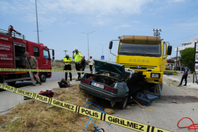 Otomobil kamyonun altında ezildi: 3 ölü, 1 yaralı