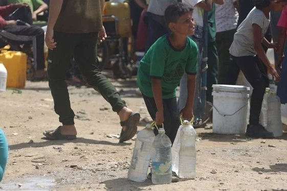 Gazze'de insani dram: Temiz su için saatlerce bekliyorlar