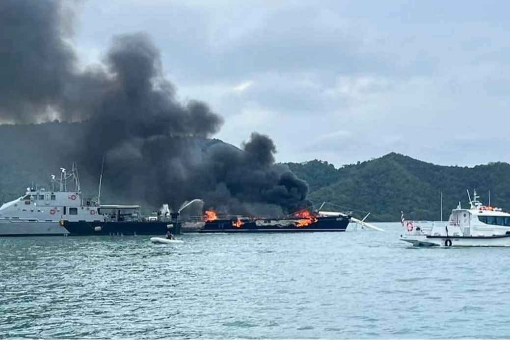 Tayland'da 34 metrelik süper yat alev alev yandı